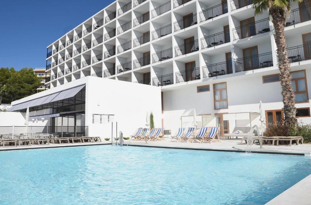 Salou for adults, right by Cala Font - SunClub CalaVinya