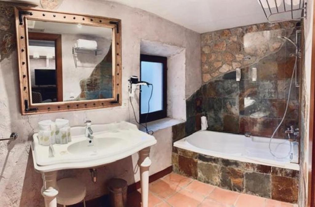 Relaxe e cultura a um passo de Tarragona - La Figuerola Hotel & Restaurant