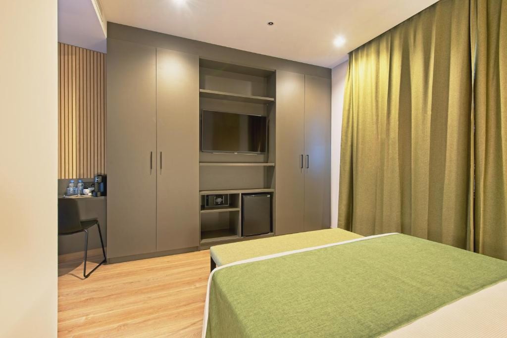 Madrid City Break + Tickets to Warner Theme Park! - DWO Colours Alcalá