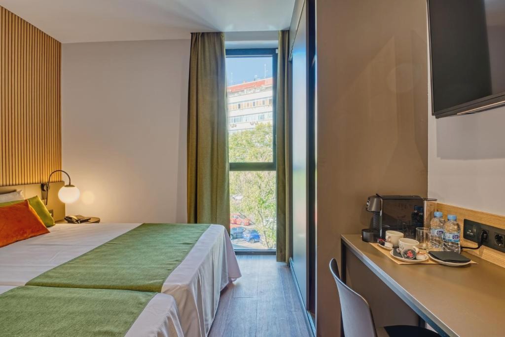 Madrid City Break + Tickets to Warner Theme Park!