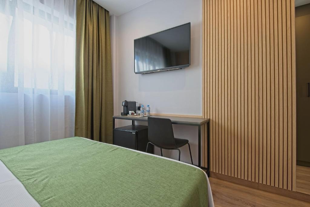 Madrid City Break + Tickets to Warner Theme Park!