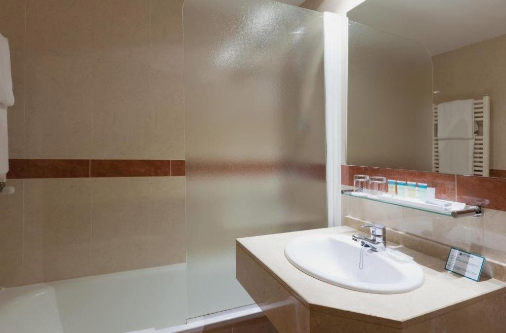 Experience Madrid: Rooftop Pool Stay on the Iconic Castellana Avenue - Bypillow Castellana