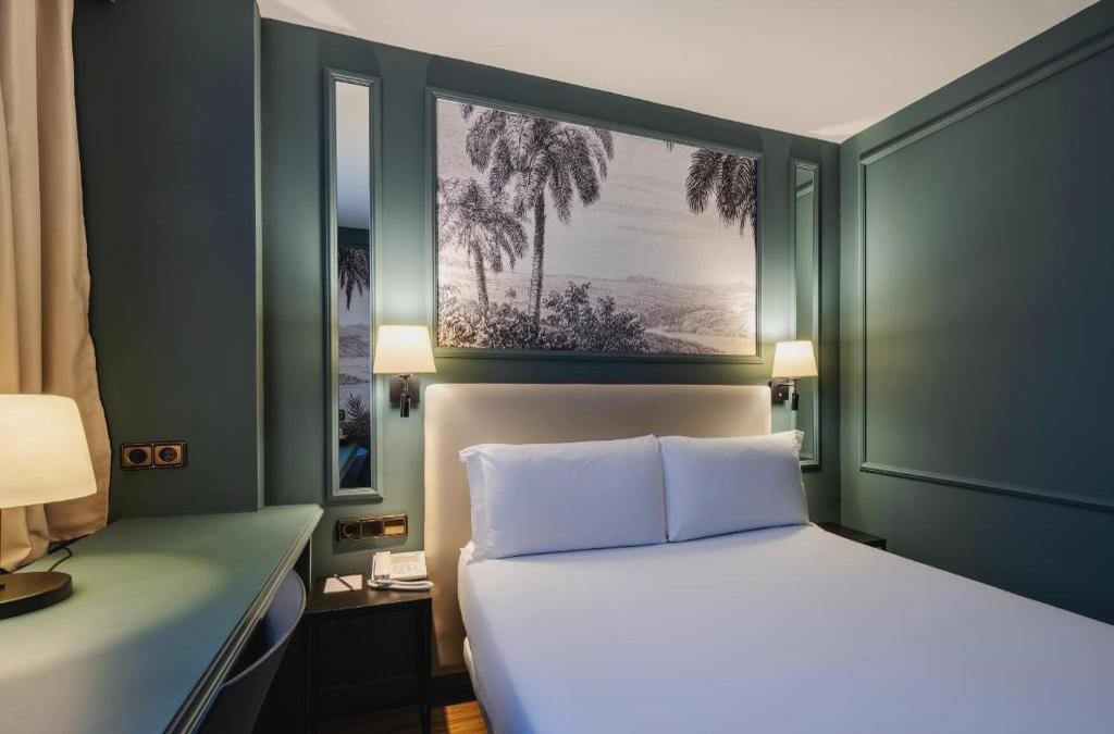 Experience Madrid: Rooftop Pool Stay on the Iconic Castellana Avenue - Bypillow Castellana