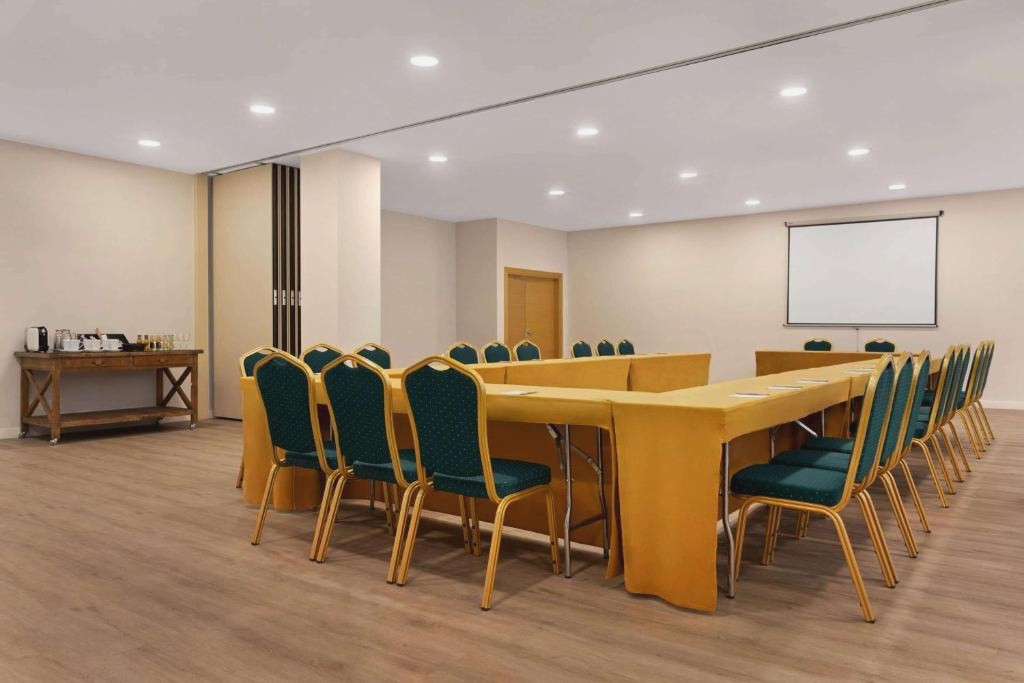 Ramada by Wyndham Valencia Almussafes
