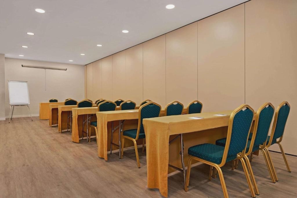 Ramada by Wyndham Valencia Almussafes