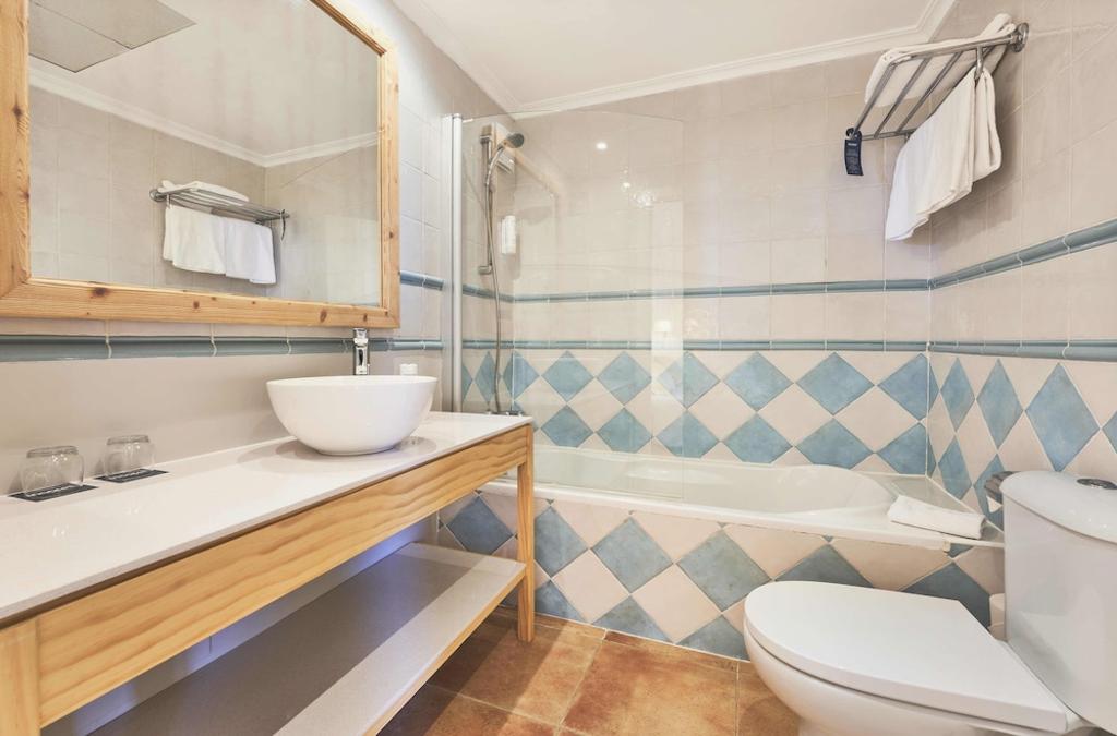 Férias em Maiorca: Tudo Incluído, Parque Aquático e Ferry - Insotel Cala Mandía Resort & Spa