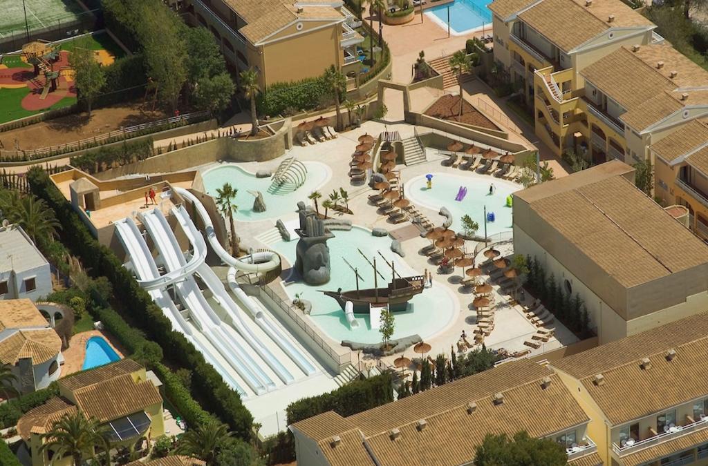 Férias em Maiorca: Tudo Incluído, Parque Aquático e Ferry - Insotel Cala Mandía Resort & Spa