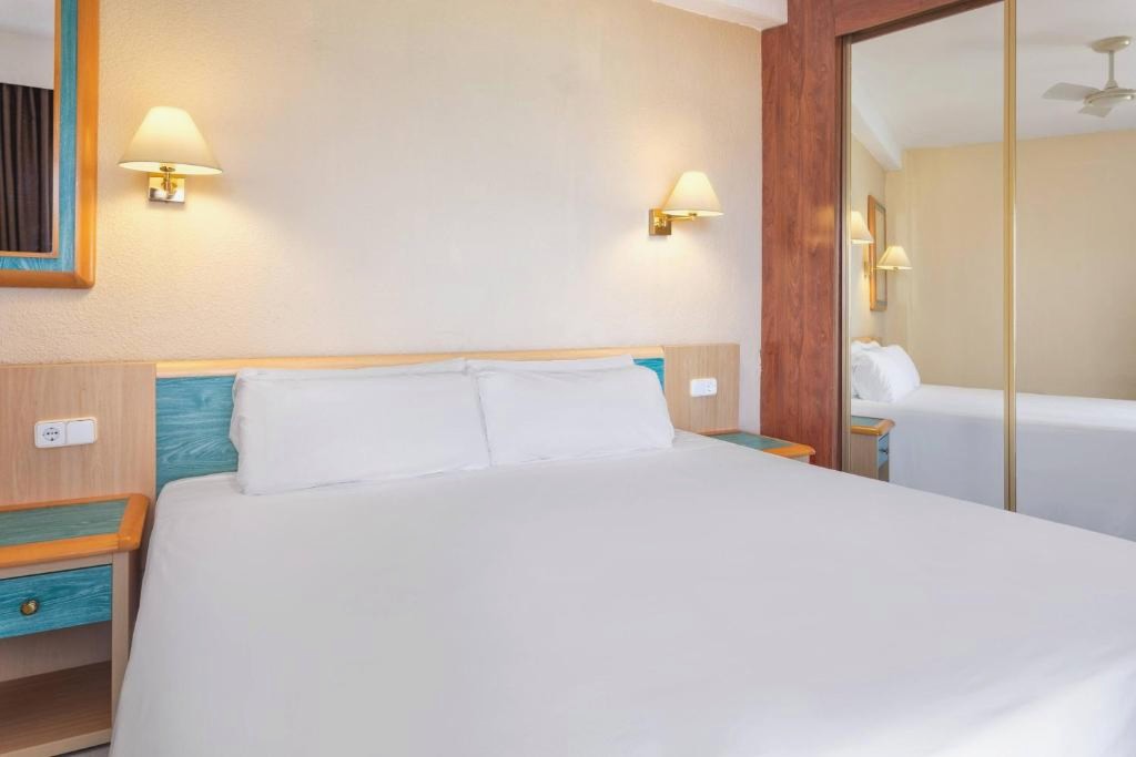 Your Family Holiday in Minorca with Half Board - Incredible discounts for kids! - SOL by Meliá Milanos Pingüinos