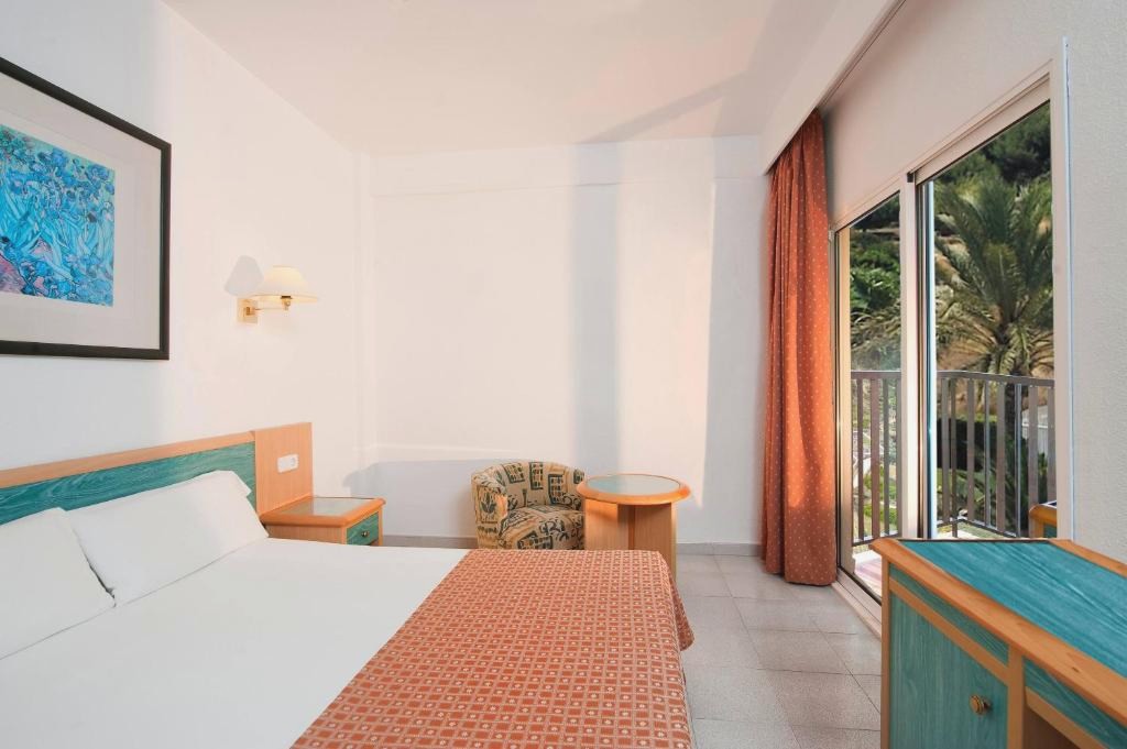 Your Family Holiday in Minorca with Half Board - Incredible discounts for kids! - SOL by Meliá Milanos Pingüinos