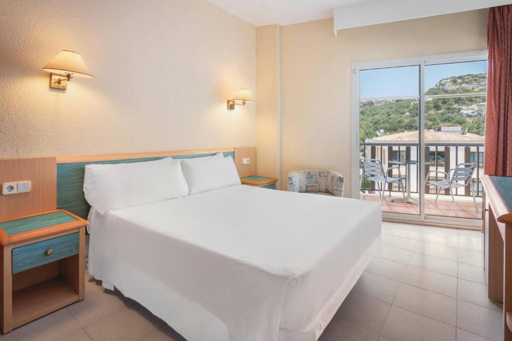 Your Family Holiday in Minorca with Half Board - Incredible discounts for kids! - SOL by Meliá Milanos Pingüinos