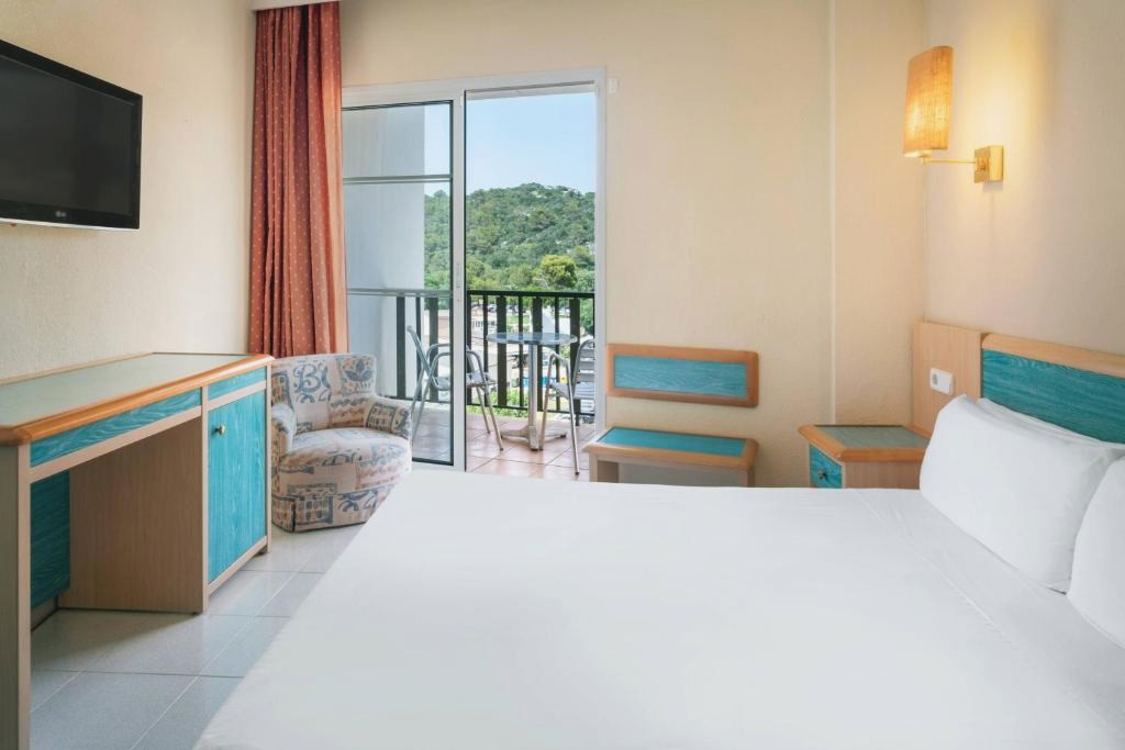 Your Family Holiday in Minorca with Half Board - Incredible discounts for kids! - SOL by Meliá Milanos Pingüinos