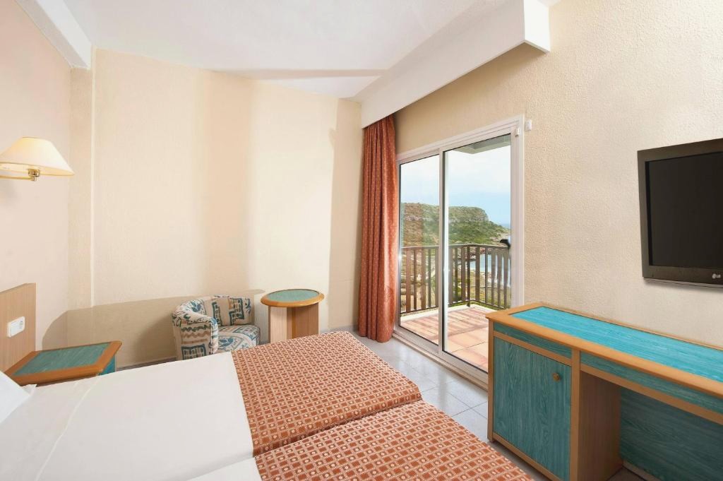 Your Family Holiday in Minorca with Half Board - Incredible discounts for kids! - SOL by Meliá Milanos Pingüinos