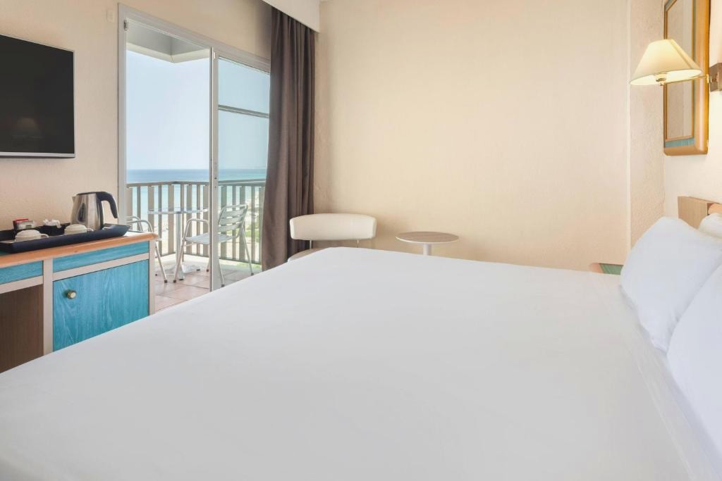 Your Family Holiday in Minorca with Half Board - Incredible discounts for kids! - SOL by Meliá Milanos Pingüinos