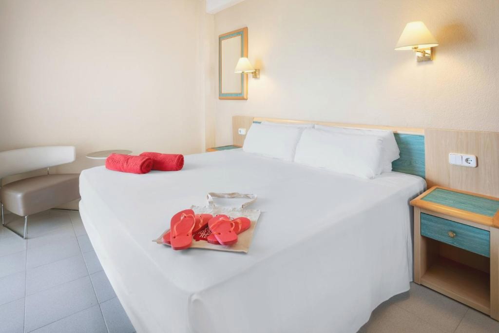 Your Family Holiday in Minorca with Half Board - Incredible discounts for kids! - SOL by Meliá Milanos Pingüinos