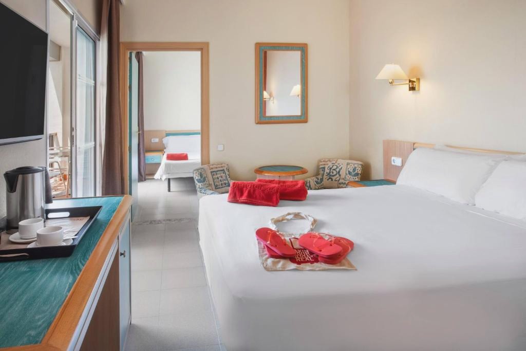 Your Family Holiday in Minorca with Half Board - Incredible discounts for kids! - SOL by Meliá Milanos Pingüinos