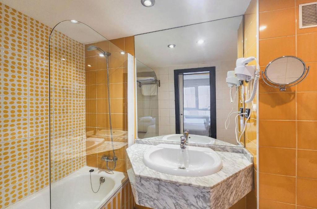 Stadt, Meer & Sidra: Entdecken Sie Gijón von einem gut gelegenen Hotel aus