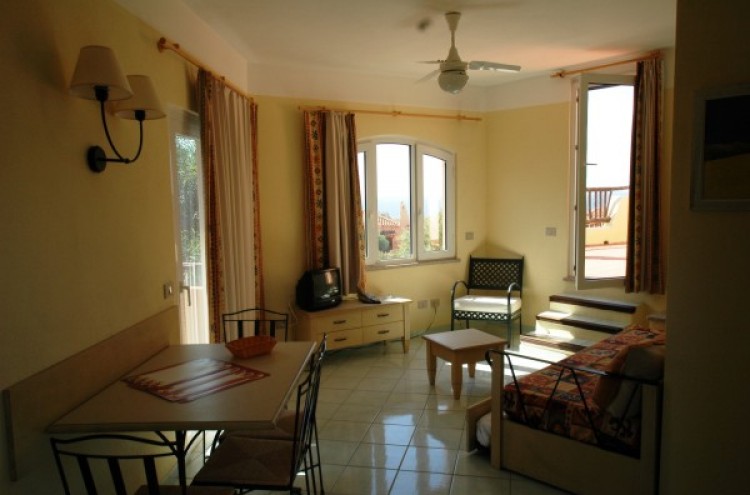 Apartamentos Calarossa Village