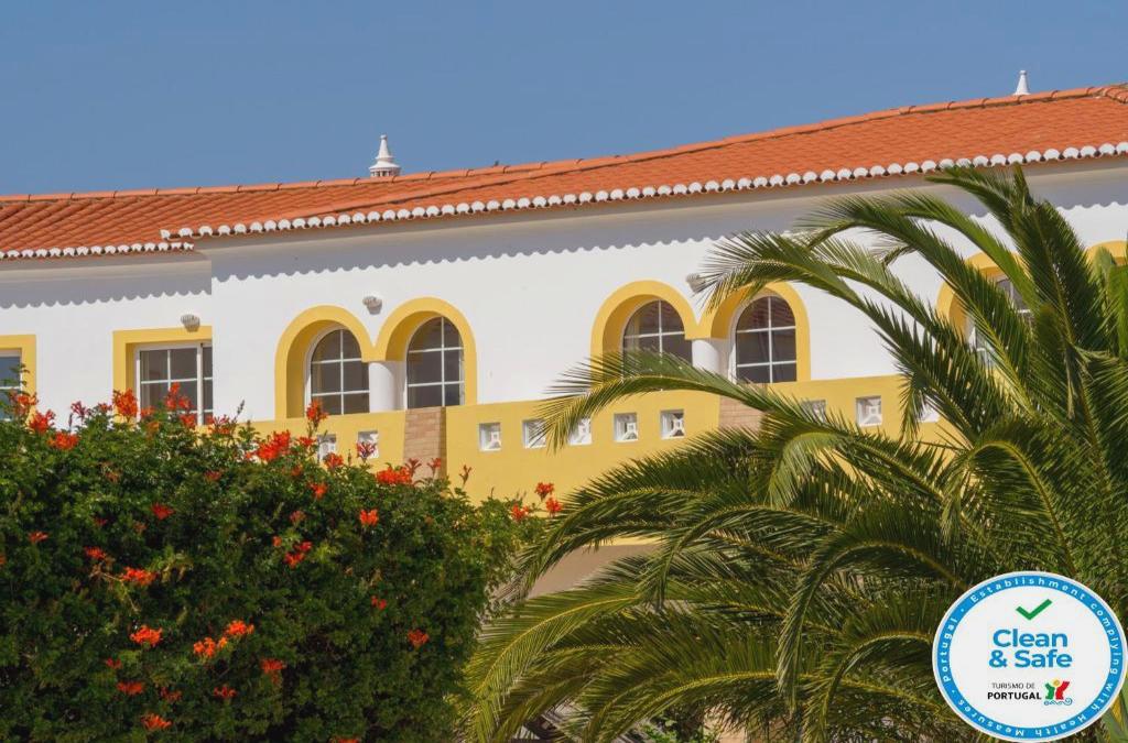 Bargain Price for Hotel Luz Bay 4* in Algarve - 40% Discounts for Kids!