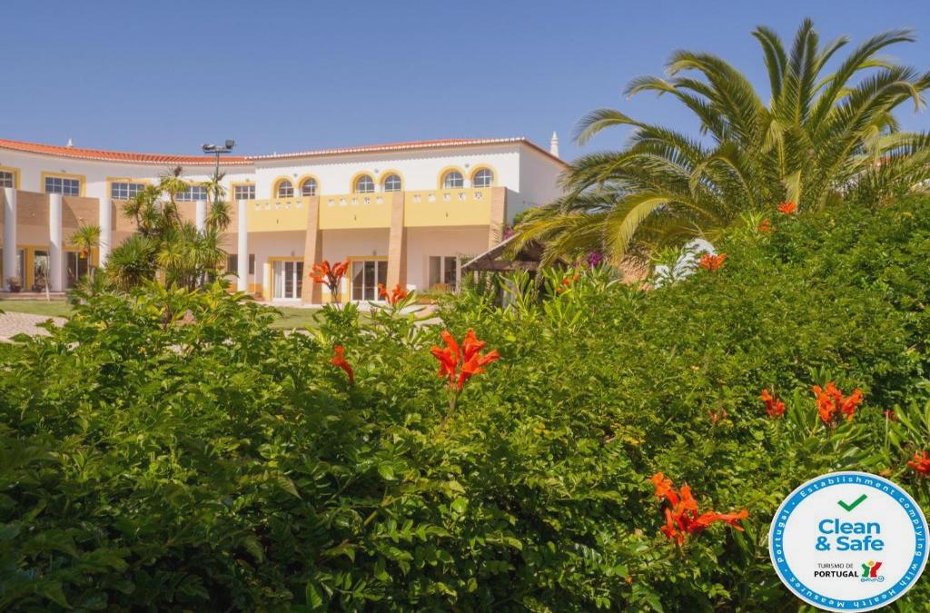 Bargain Price for Hotel Luz Bay 4* in Algarve - 40% Discounts for Kids!