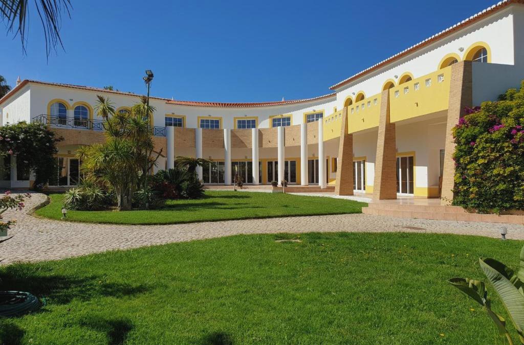 Bargain Price for Hotel Luz Bay 4* in Algarve - 40% Discounts for Kids! - Luz Bay Club Beach & Sun Hotel