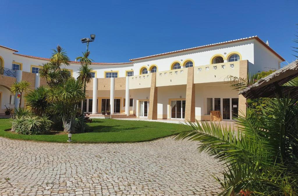 Bargain Price for Hotel Luz Bay 4* in Algarve - 40% Discounts for Kids! - Luz Bay Club Beach & Sun Hotel
