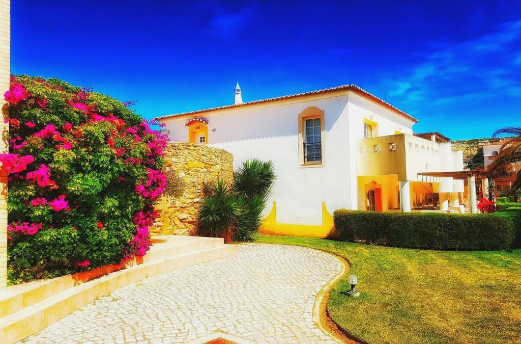 Bargain Price for Hotel Luz Bay 4* in Algarve - 40% Discounts for Kids! - Luz Bay Club Beach & Sun Hotel