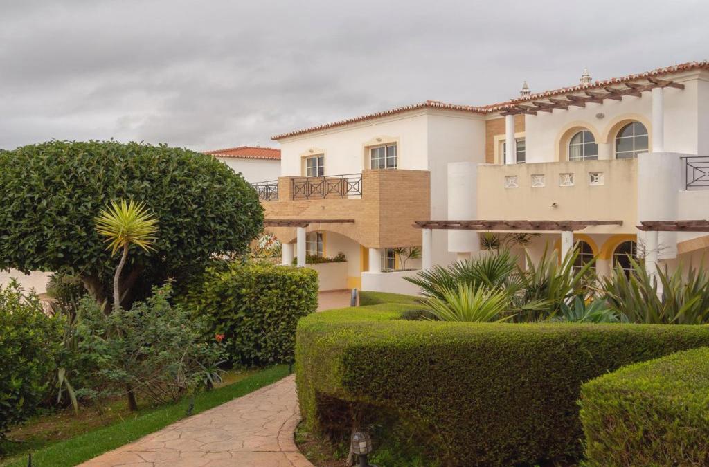 Bargain Price for Hotel Luz Bay 4* in Algarve - 40% Discounts for Kids! - Luz Bay Club Beach & Sun Hotel