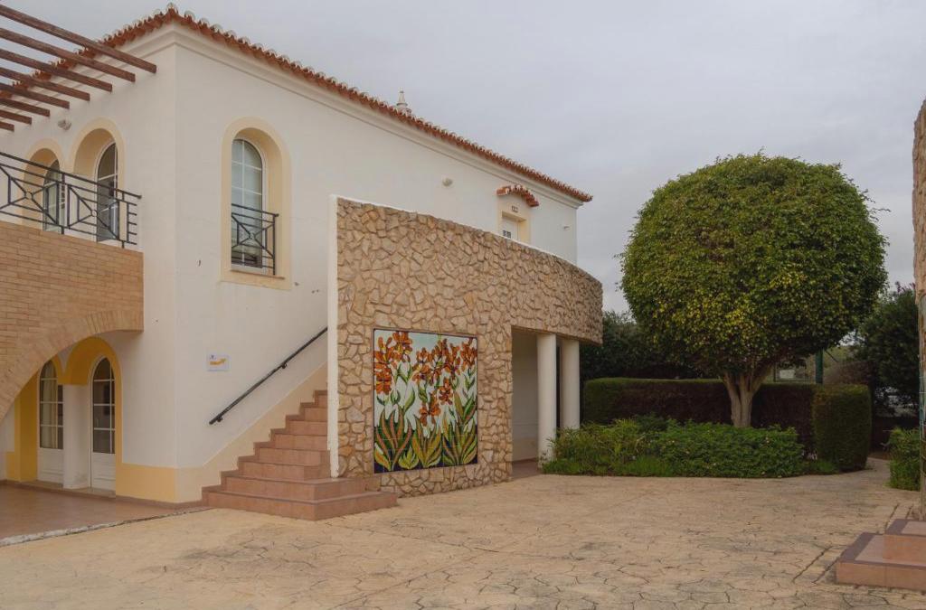 Bargain Price for Hotel Luz Bay 4* in Algarve - 40% Discounts for Kids! - Luz Bay Club Beach & Sun Hotel
