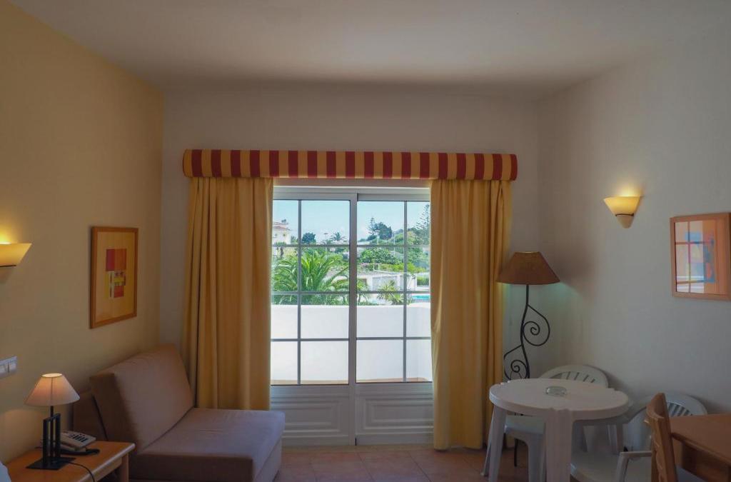 Bargain Price for Hotel Luz Bay 4* in Algarve - 40% Discounts for Kids!