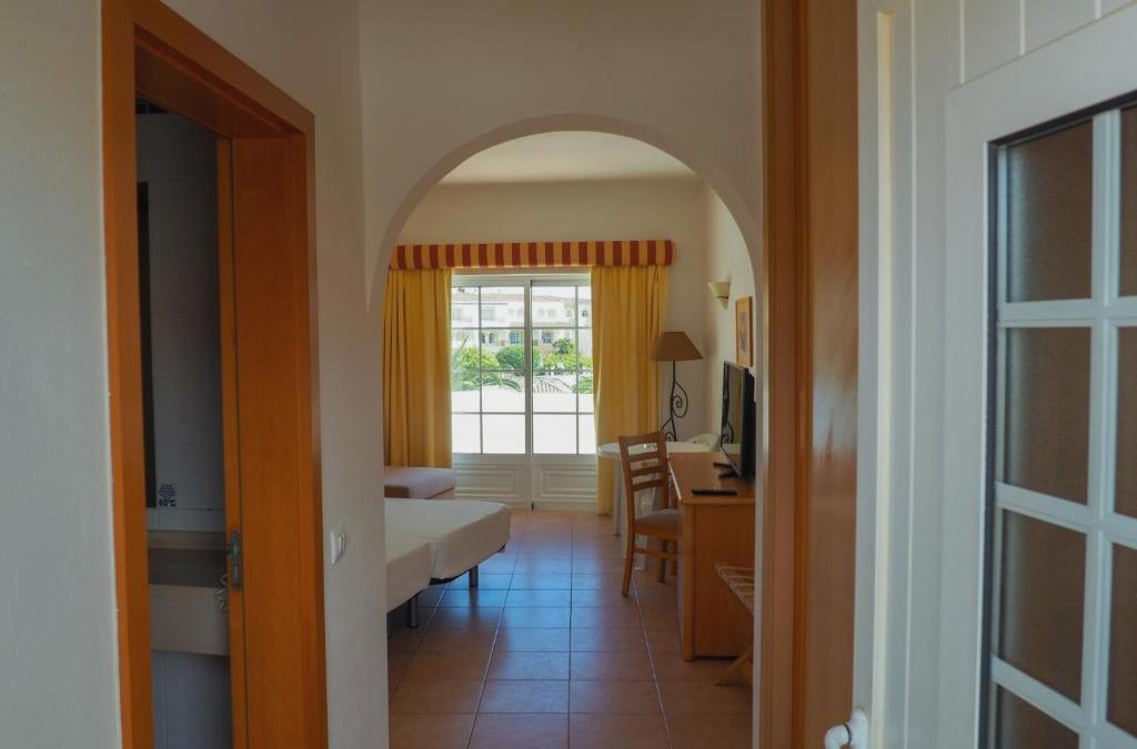 Bargain Price for Hotel Luz Bay 4* in Algarve - 40% Discounts for Kids!