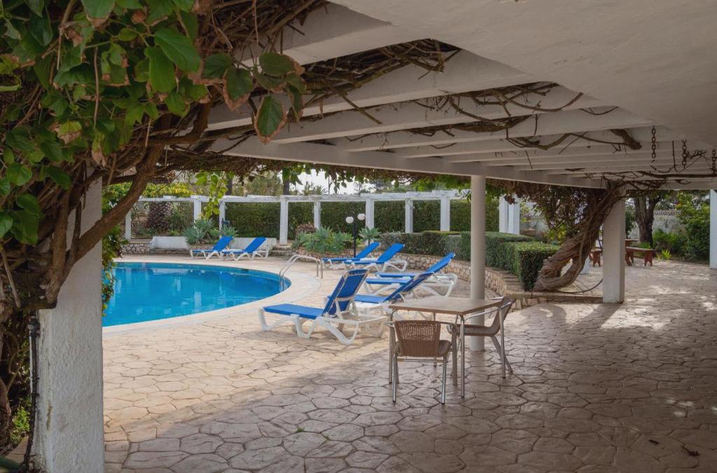 Bargain Price for Hotel Luz Bay 4* in Algarve - 40% Discounts for Kids! - Luz Bay Club Beach & Sun Hotel